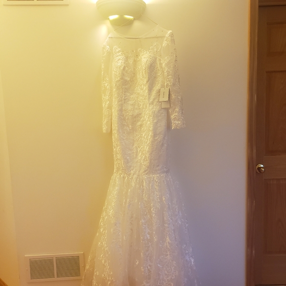 Full Lace Wedding Dress with back  Bow . - Picture 8 of 8